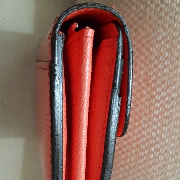 Authentic Louis Vuitton Sarah Wallet in Epi Leather Colour: Poppy Petal - Picture 4 of 10